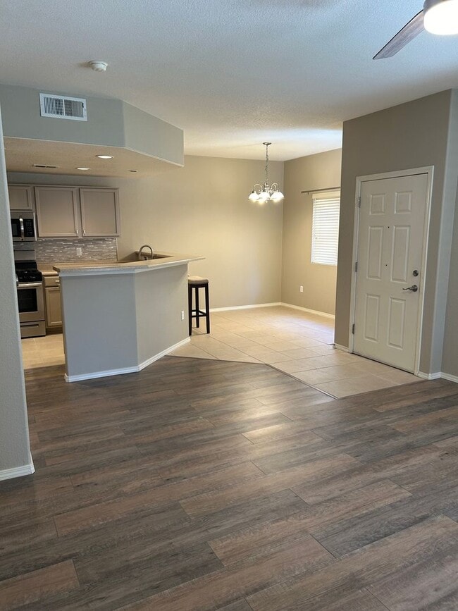 Building Photo - Charming Condo | 2 Bed / 2 Bath | Garage |...