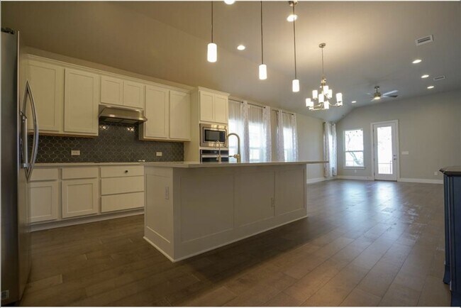 Building Photo - 717 Pinnacle View Dr