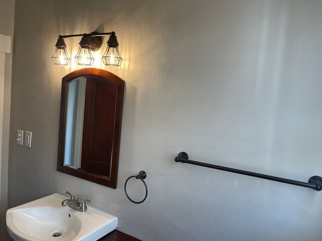 Building Photo - Pet Friendly 4 bedroom 1 bath