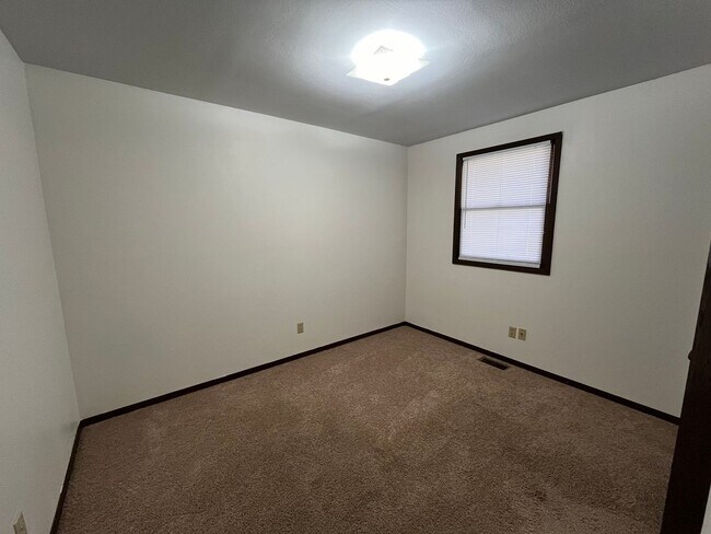 Building Photo - 225 Teakwood Dr