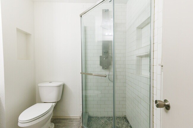Building Photo - Newly remodeled 3/2/2 in north Lubbock!  M...