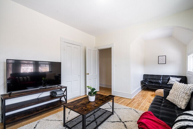 Building Photo - 4Bdrm Upper Flat of Eastside Duplex Fully ...