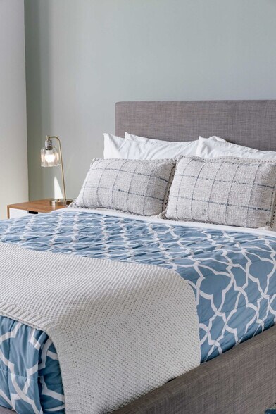 Building Photo - 3250 NE 1st Ave