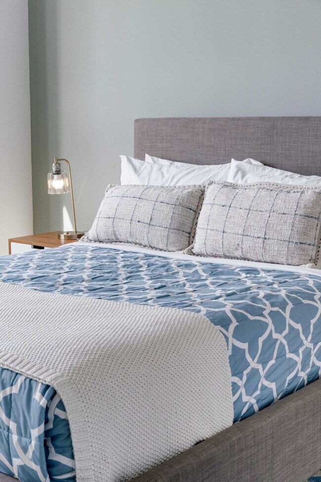 Building Photo - 3250 NE 1st Ave