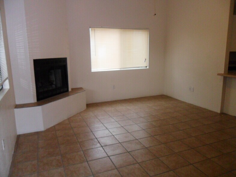 Building Photo - 516 E Waverly St