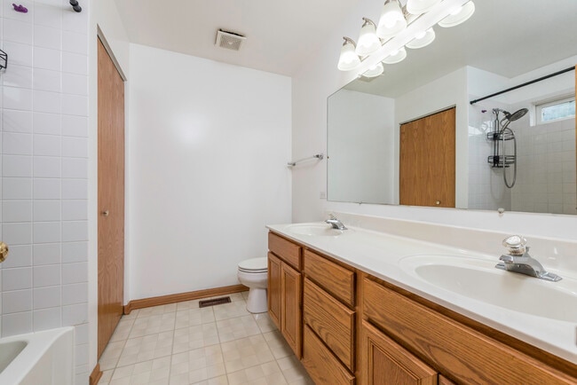 Building Photo - 686 Chippewa Cir