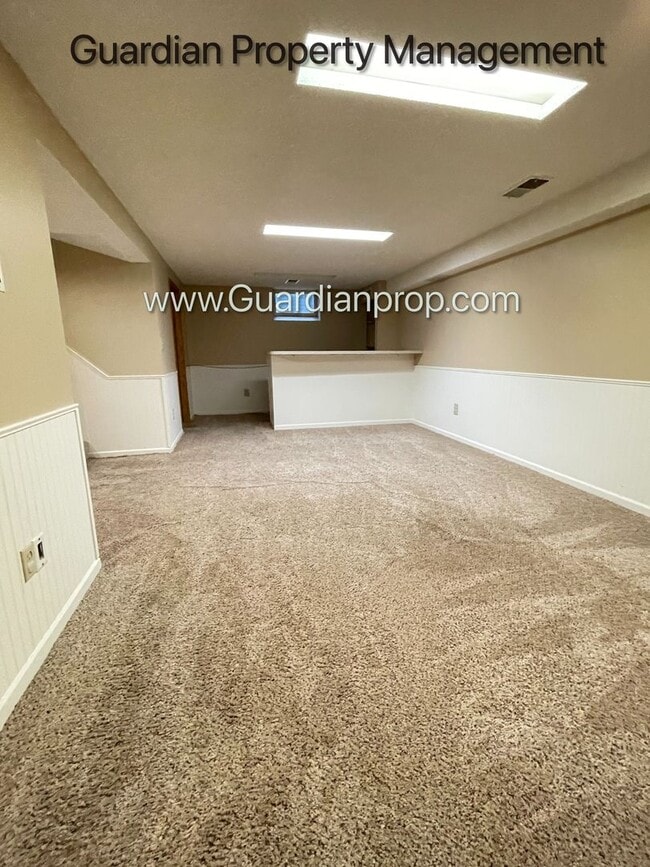 Building Photo - Single Family Home Featuring 2 Baths, 2 Car Garage, Fireplace, and Fenced in Yard