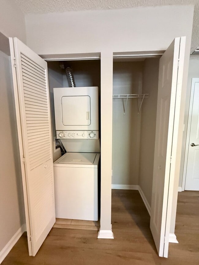 Building Photo - STRATFORD CONVENIENT 1/1 CONDO IN SEMINOLE...