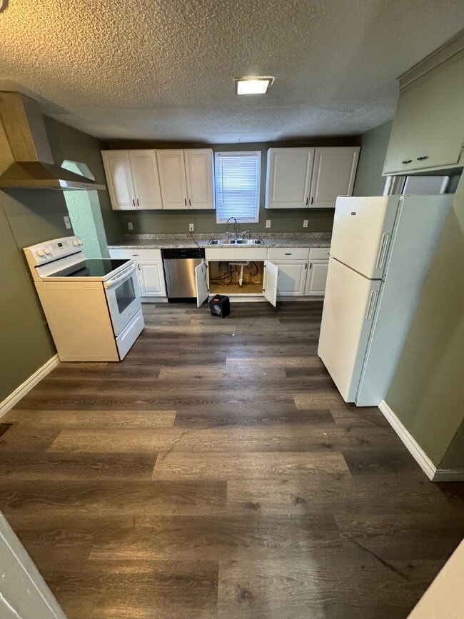 Building Photo - 2 Bedroom, 1 Bathroom with fenced yard, and is centrally located in Wichita Ks