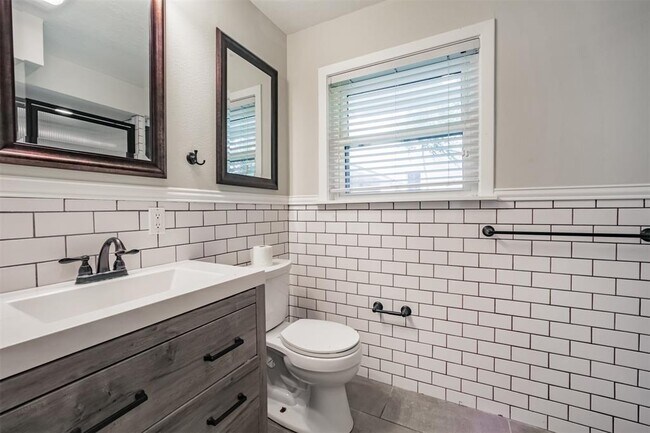 Building Photo - 4924 Mimosa Dr