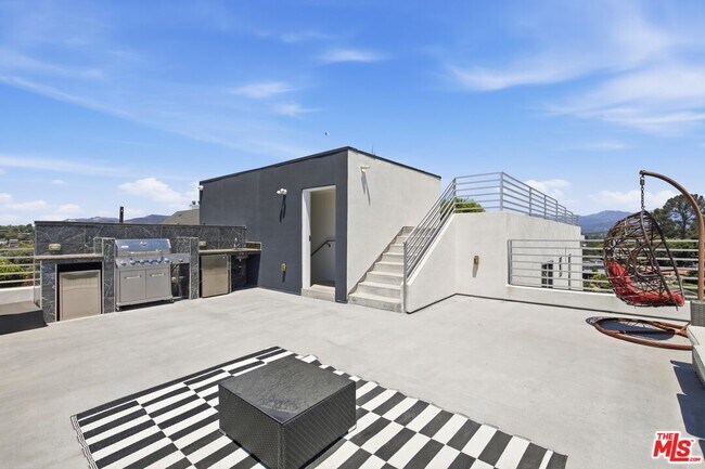 Building Photo - 2311 Cove Ave