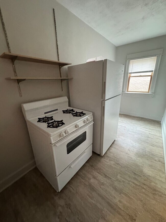 Building Photo - One bedroom apartment available south of downtown! Avail August 2026!