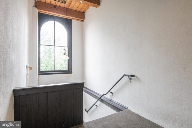 Building Photo - 313 Arch St