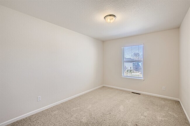 Building Photo - Beautiful SW Longmont Townhome