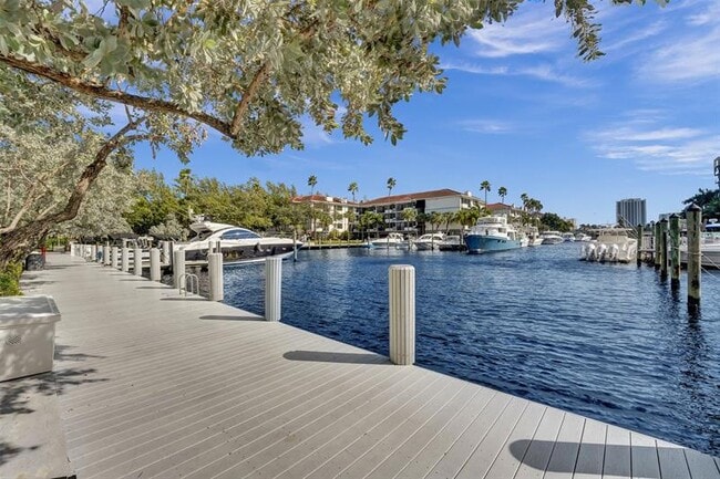 Building Photo - 3200 Port Royale Dr N