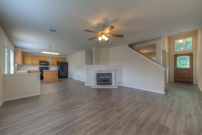 Building Photo - Very clean 4 BR 2.5 Bath