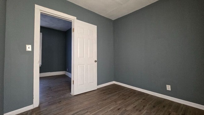 Building Photo - 3BR Single-Family Home with Basement & Off-Street Parking