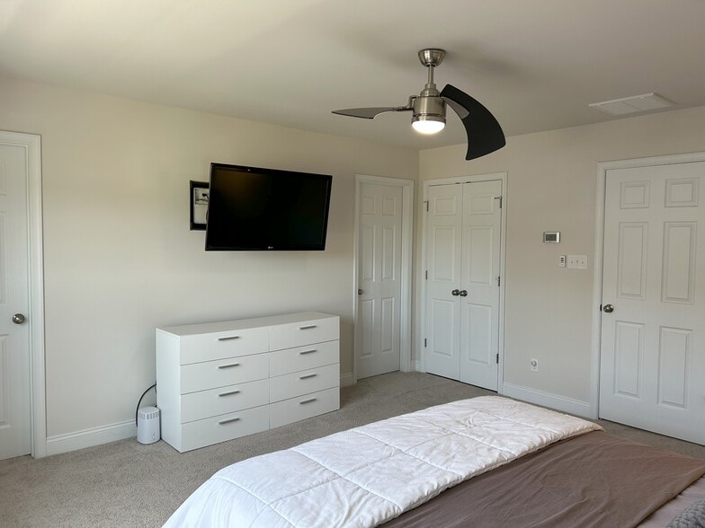Main Bedroom - 6813 Dunton Rd