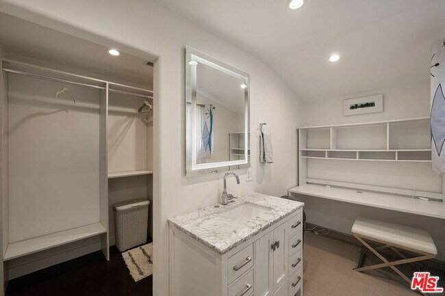 Building Photo - 1323 Club View Dr