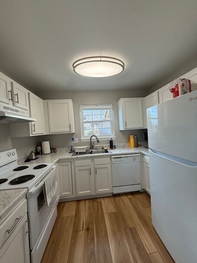 Building Photo - Spacious 2bd/2ba Condo- Lakewood CO, Available 7/10/26!