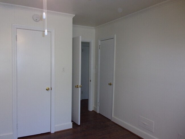 Building Photo - 304 Oak Dr