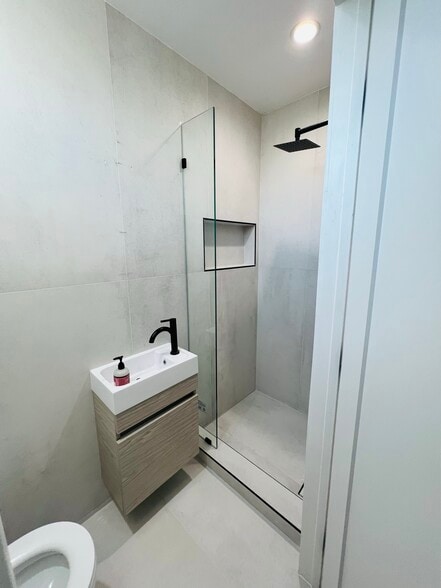 Bathroom (en suite with bedroom 1) - 869 S Wooster St
