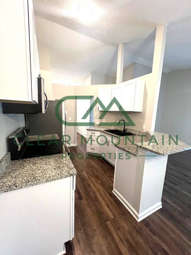 Building Photo - WINTER IS COMING! REDUCED RENT - $1799