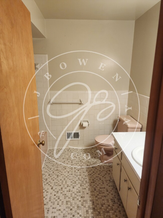 Building Photo - 2 bedroom- Perrysburg School District! Ready to call home!