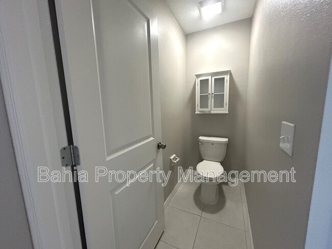 Building Photo - 582 Royal Empress Dr