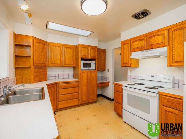 Building Photo - Charming 3+ Bedroom Home in the Coveted Co...