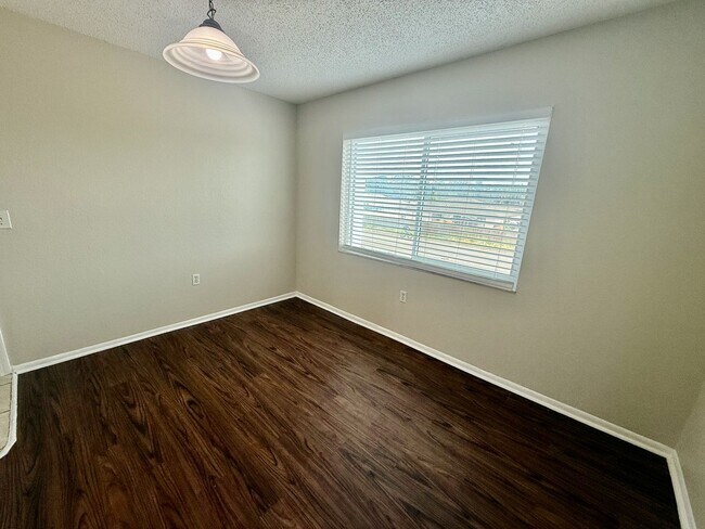 Building Photo - 2 bed 1 bath condo close to IMG