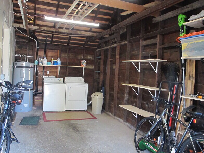 Building Photo - 7411 N Vincent Ave