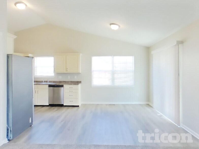 Building Photo - 1690 Fountain Lk Dr E