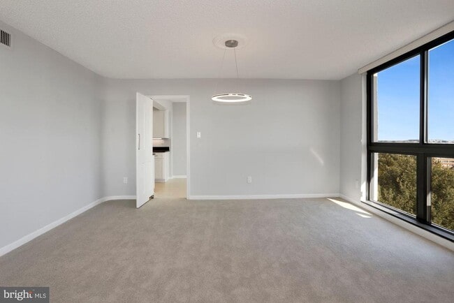 Building Photo - 1101 S Arlington Ridge Rd