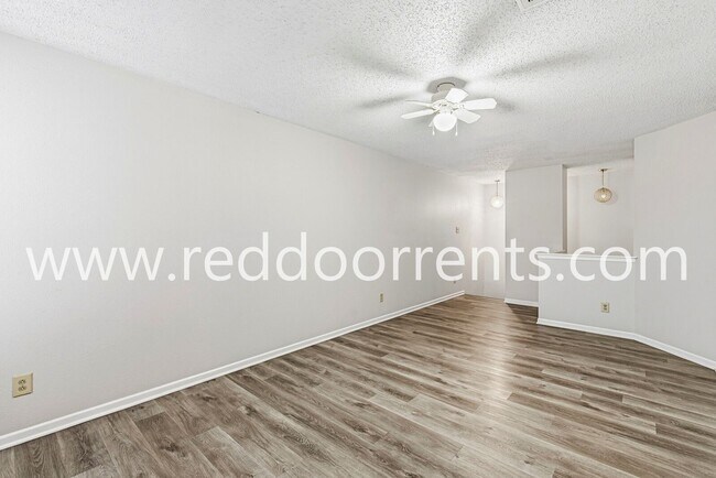 Building Photo - Modern Living in Greenfield