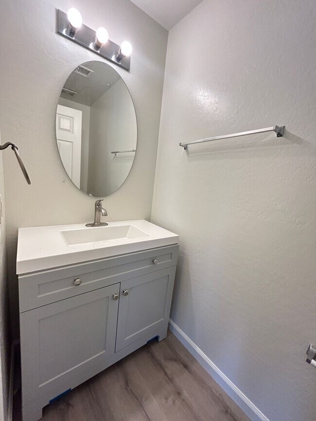 Building Photo - Stunning 4 Bedroom Remodel in Harbor Shores