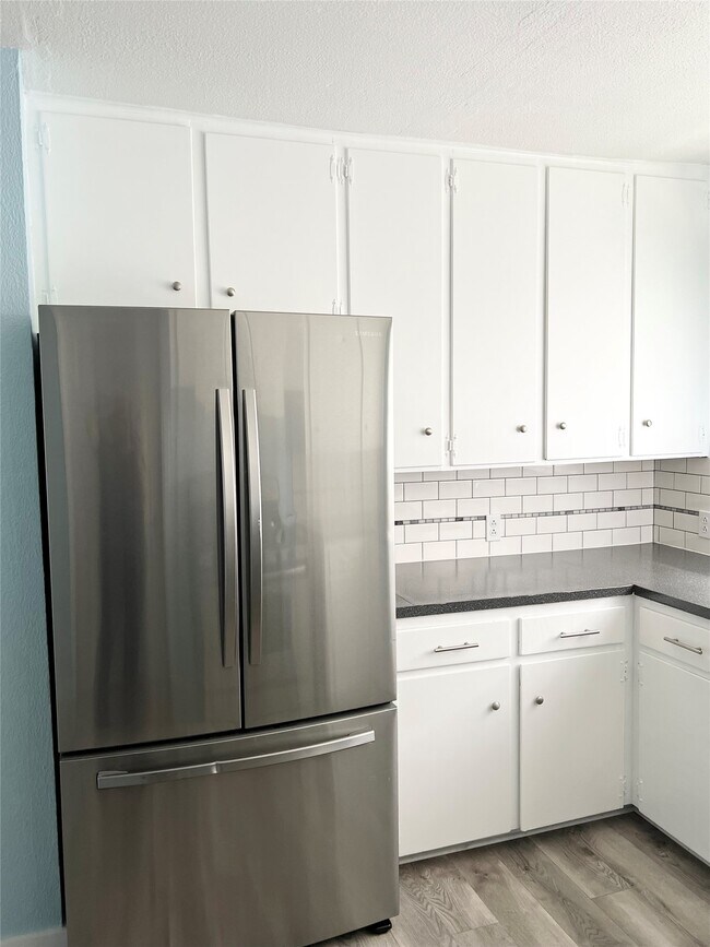 Building Photo - 411 Elaine St