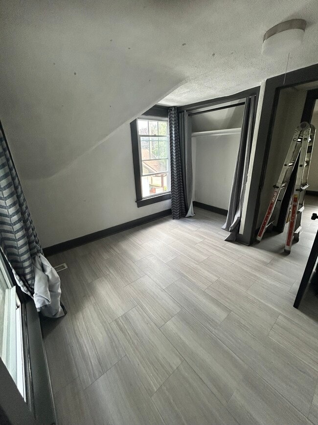 Building Photo - 2315 Fernwood Ave