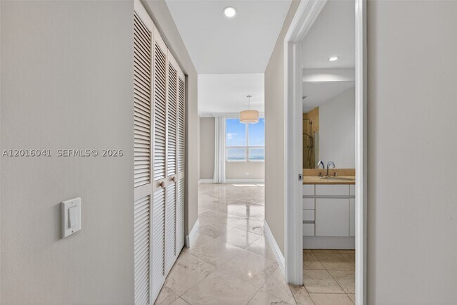 Building Photo - 808 Brickell Key Dr