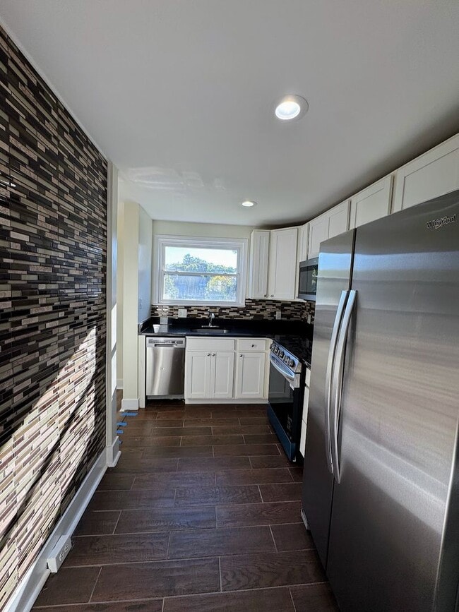 Building Photo - 3 bed 1.5 bath - freshly updated, central air, dishwasher, washer/dryer