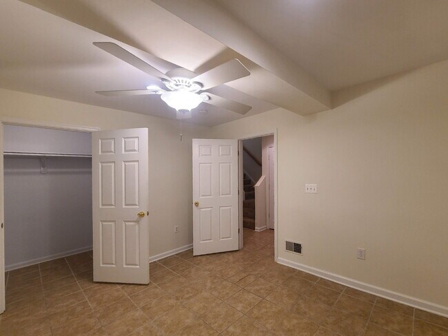 Building Photo - 210 Hillside Ct