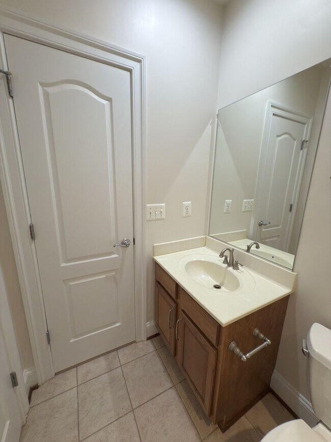 Building Photo - Spacious 4 Bed 5.5 Bath Home in Annandale,...
