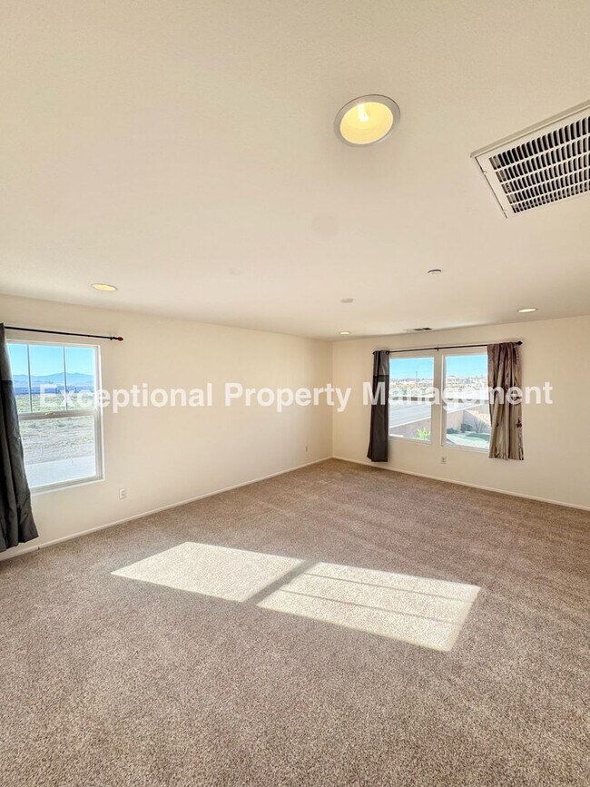 Building Photo - Read to move in 4 bedroom 3 bath home with a den