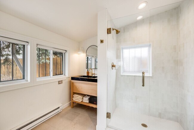 Building Photo - Charming 2BR House in Denver