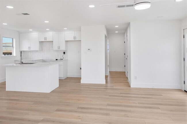 Building Photo - 971 Mary Ann