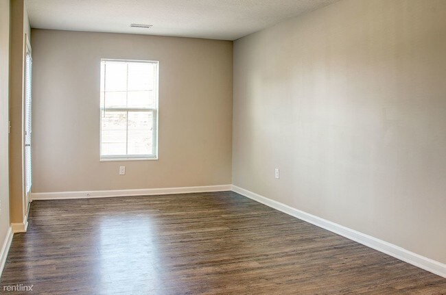 Building Photo - 3 br, 1 bath Apartment - Brennan Pointe II