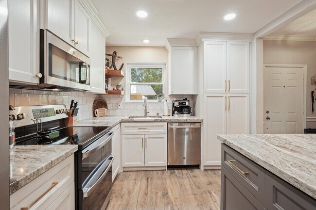 Building Photo - 2236 S Piney Point Rd