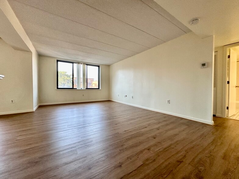 Building Photo - 85 Brainerd Rd