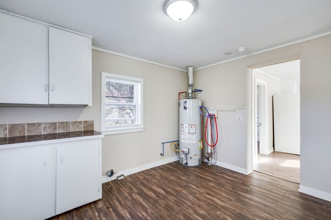 Building Photo - Cute and Cozy 2 Bedroom!