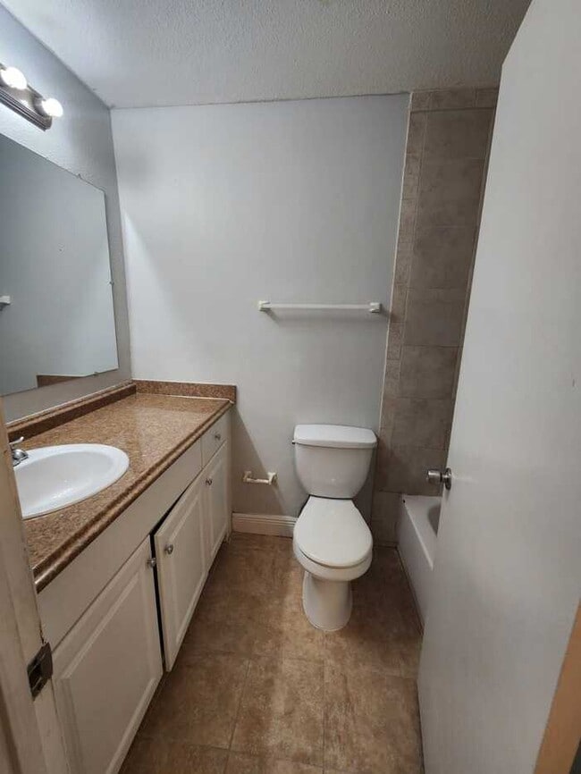 Building Photo - 2935 Winkler Ave
